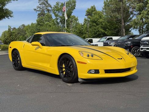 Used 2007 Chevrolet Corvette Coupe w/ Performance Package RWD image 2