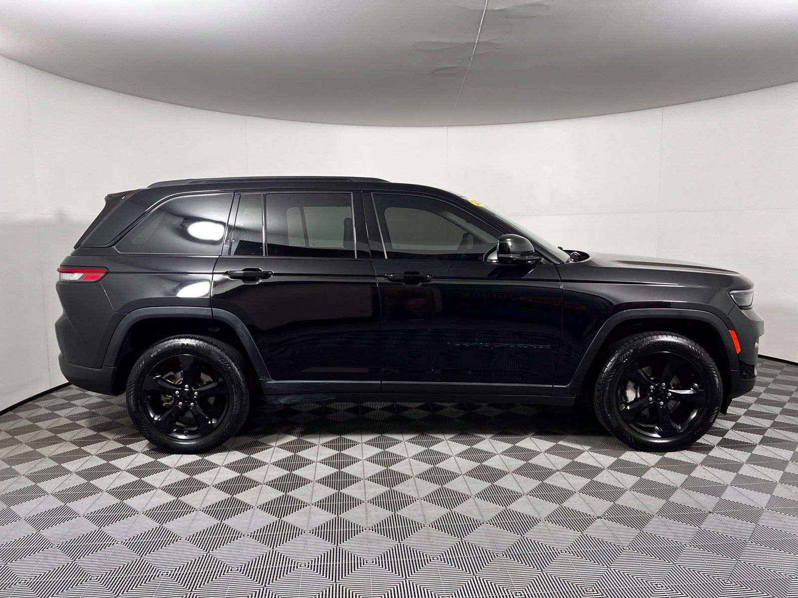 Used 2023 Jeep Grand Cherokee Limited w/ Luxury Tech Group II AWD/4WD image 4