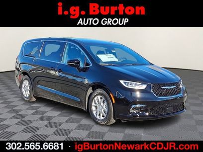 New 2026 Chrysler Pacifica Select