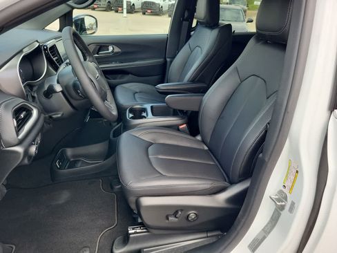 New 2026 Chrysler Pacifica Select FWD image 19
