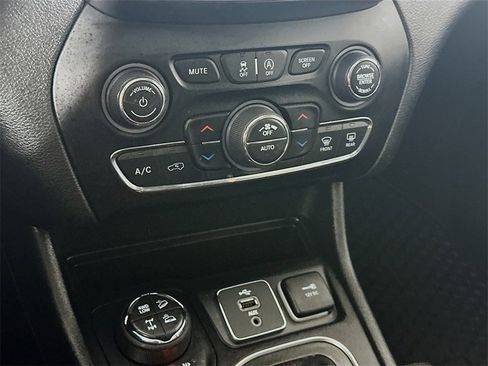 Used 2019 Jeep Cherokee Trailhawk w/ Comfort/Convenience Group image 18