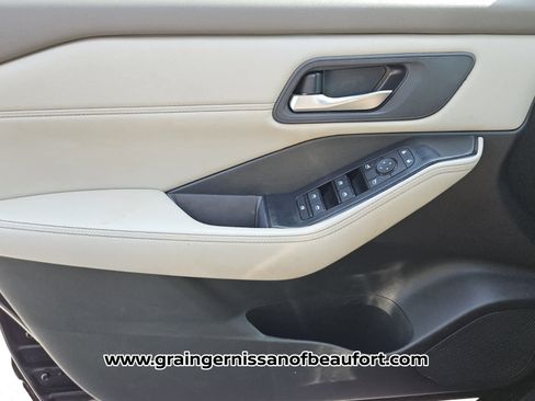 Used 2024 Nissan Rogue SV w/ SV Premium Package FWD image 16