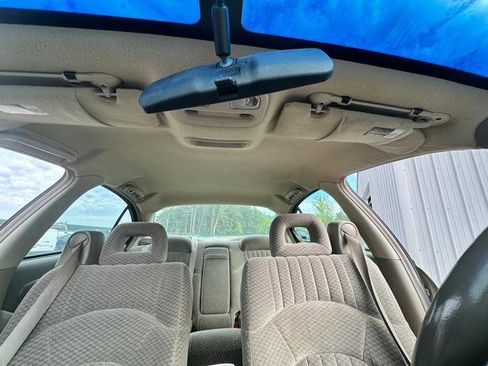 Used 2001 Pontiac Bonneville SE FWD image 32