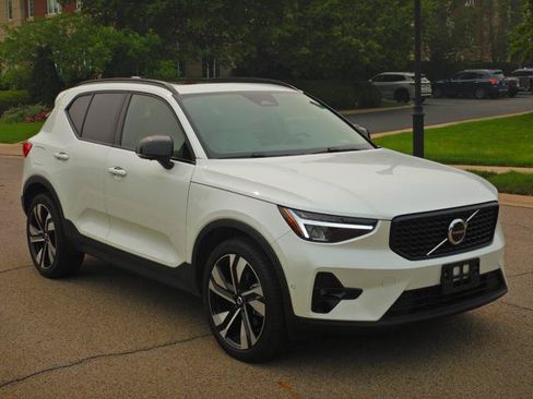 Used 2023 Volvo XC40 B5 Plus w/ Protection Package Premier AWD/4WD image 3
