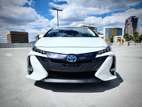 Used 2017 Toyota Prius Prime Advanced w/ Carpet Mat Package FWD image 3