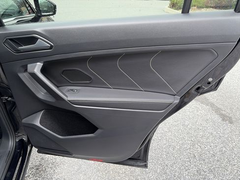 Used 2022 Volkswagen Tiguan SE image 23