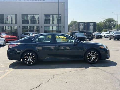 Used 2019 Toyota Camry SE FWD image 8