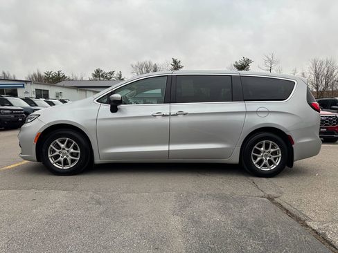 Used 2023 Chrysler Pacifica Touring-L FWD image 8