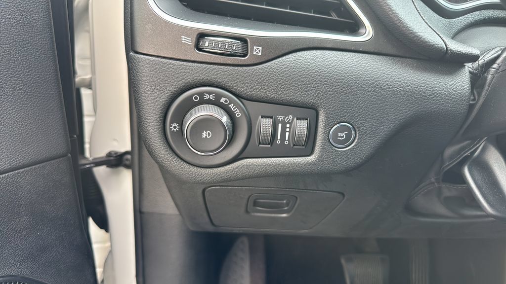 Used 2019 Jeep Cherokee Trailhawk AWD/4WD image 30