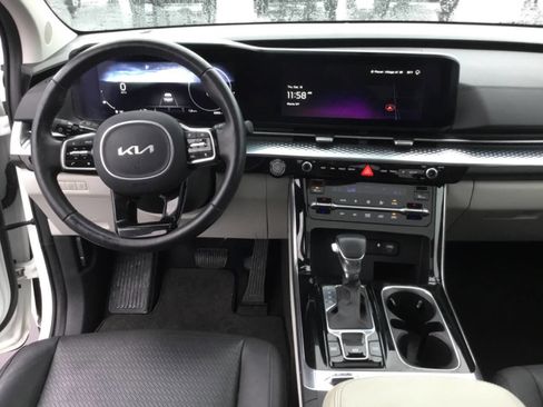 Used 2024 Kia Carnival SX Prestige image 6