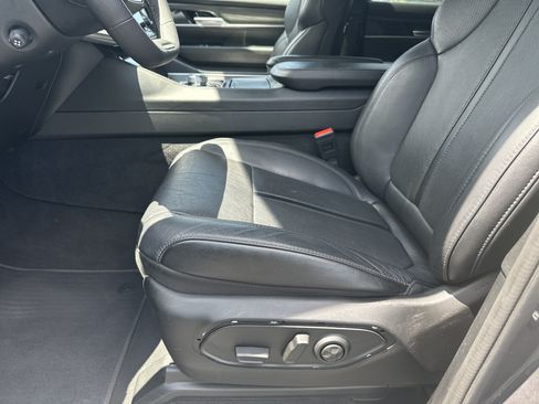 Used 2024 Jeep Wagoneer L Series II RWD image 11