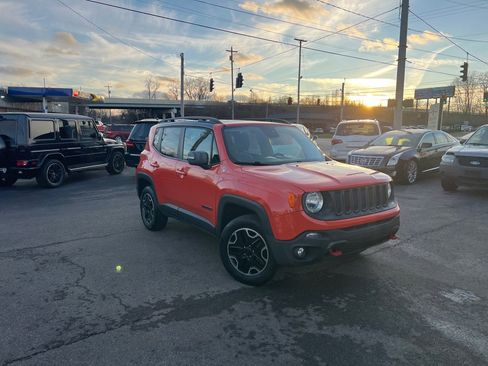 Used 2017 Jeep Renegade Trailhawk w/ Premium Trailhawk Package image 2