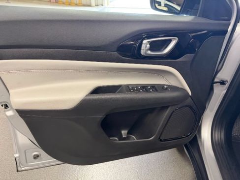 Used 2025 Jeep Compass Limited AWD/4WD image 9