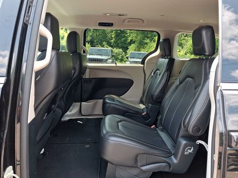 Used 2023 Chrysler Pacifica Touring-L FWD image 11