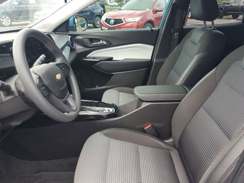 Used 2025 Chevrolet Trax LT FWD image 11