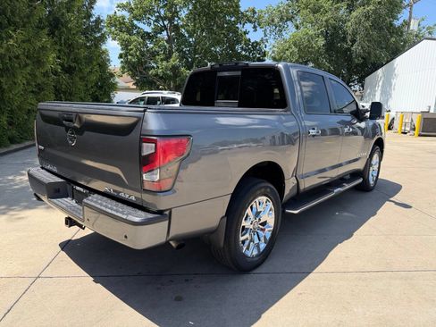 Used 2021 Nissan Titan SL w/ Moonroof Package AWD/4WD image 10