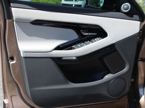 Used 2024 Land Rover Range Rover Evoque Dynamic SE image 10