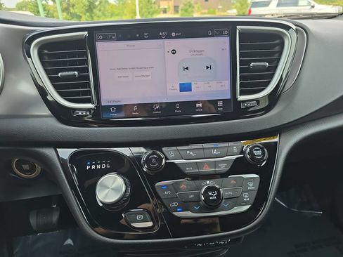 Used 2025 Chrysler Pacifica Select FWD image 23