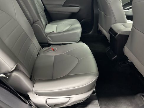 Used 2025 Toyota Highlander XLE image 58