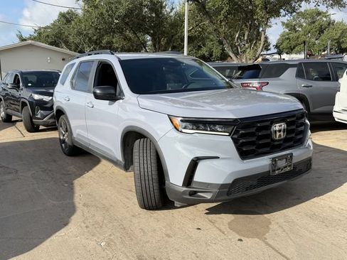 Used 2025 Honda Pilot Sport image 3