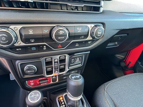 Used 2025 Jeep Wrangler Willys image 32