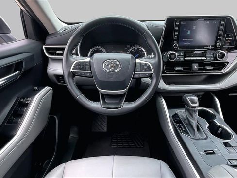 Used 2022 Toyota Highlander XLE FWD image 6