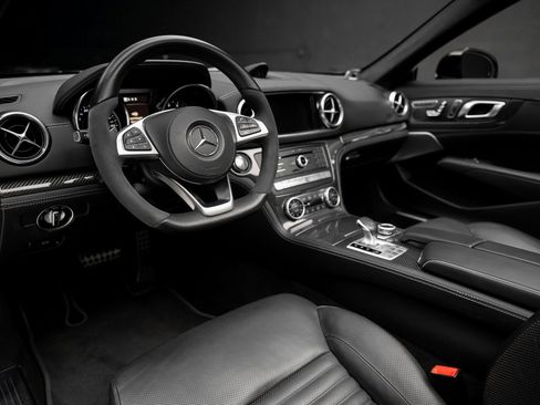 Used 2019 Mercedes-Benz SL 550 image 2