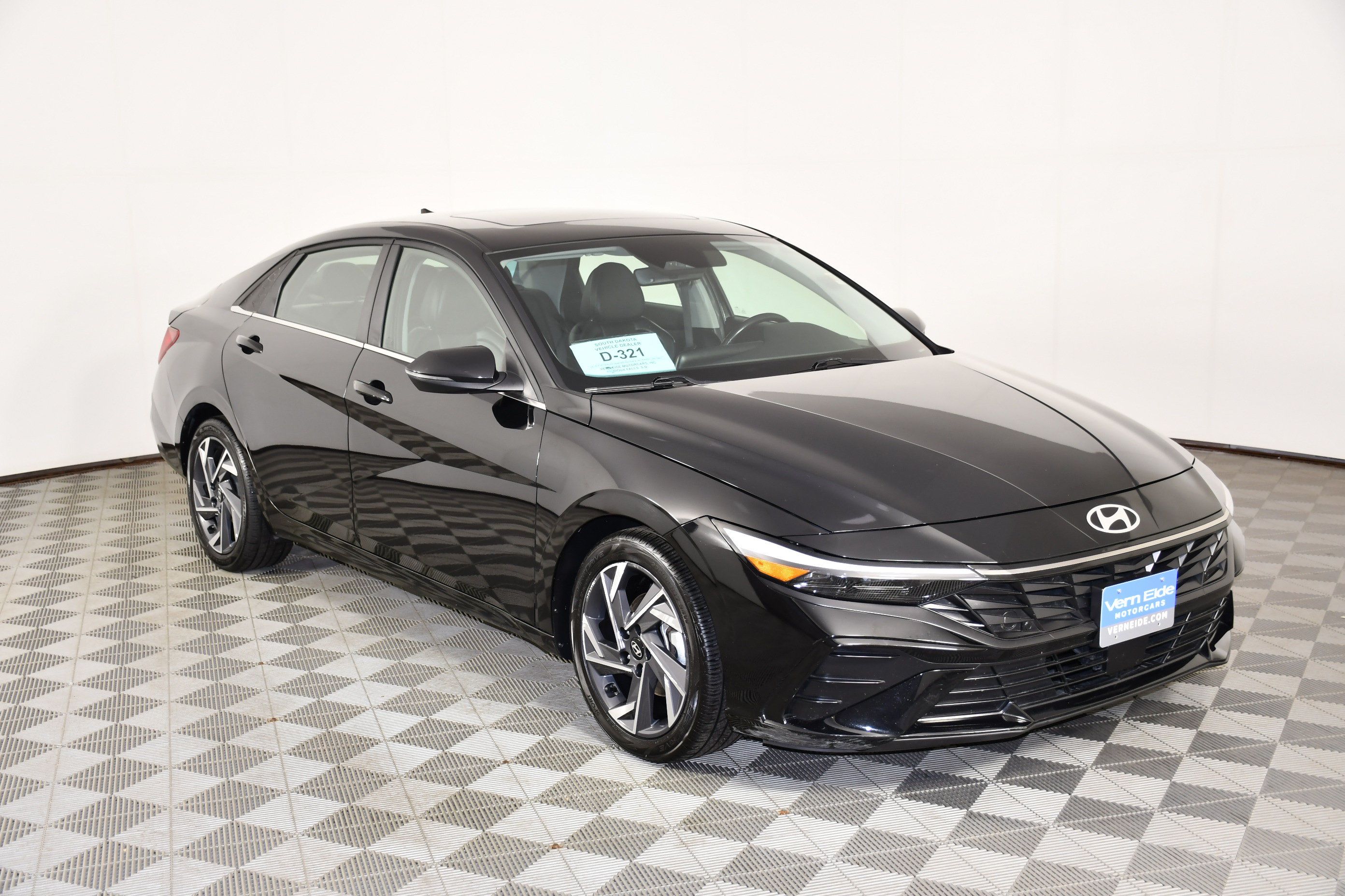 Used 2025 Hyundai Elantra Limited FWD image 3