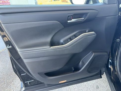 Used 2023 Toyota Highlander XLE image 17