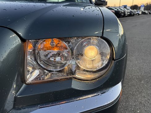 Used 2005 Chrysler 300 C w/ Protection Group II image 10