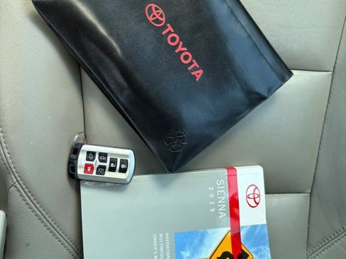 Used 2015 Toyota Sienna XLE Premium FWD image 21