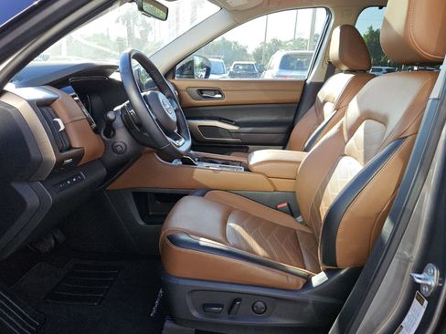 Used 2023 Nissan Pathfinder Platinum FWD image 3