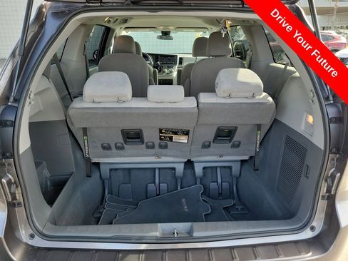 Used 2020 Toyota Sienna L w/ Carpet Mat Package FWD image 22