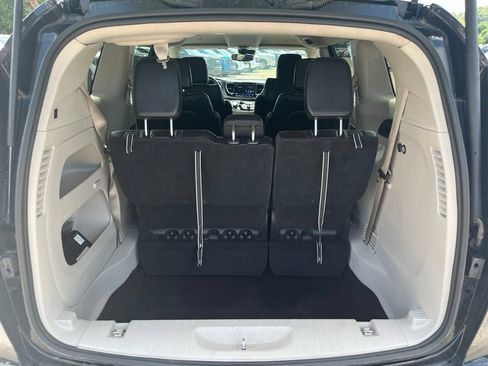 Used 2024 Chrysler Pacifica Touring-L FWD image 13