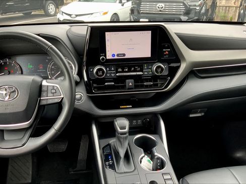 Certified 2023 Toyota Highlander XLE image 6