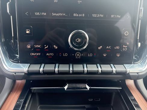 Used 2025 GMC Yukon Denali AWD/4WD image 22
