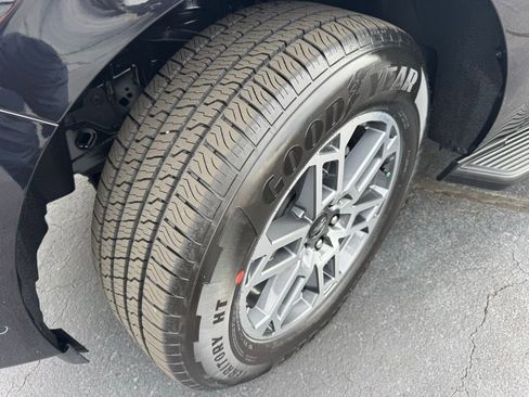 New 2025 Ford Expedition Active image 16