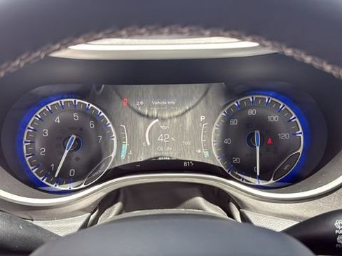 Used 2023 Chrysler Pacifica Touring-L FWD image 22