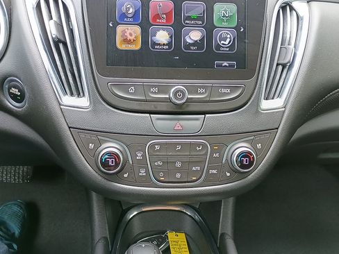 Used 2018 Chevrolet Malibu Premier w/ Premier Sun and Wheel Package FWD image 22