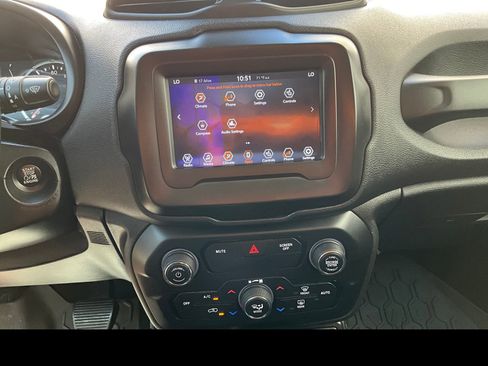 Used 2020 Jeep Renegade Latitude w/ Cold Weather Group AWD/4WD image 5