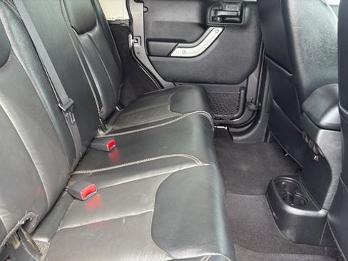 Used 2017 Jeep Wrangler Unlimited Sahara w/ Connectivity Group AWD/4WD image 22