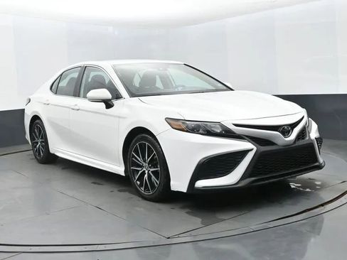 Used 2023 Toyota Camry SE FWD image 2