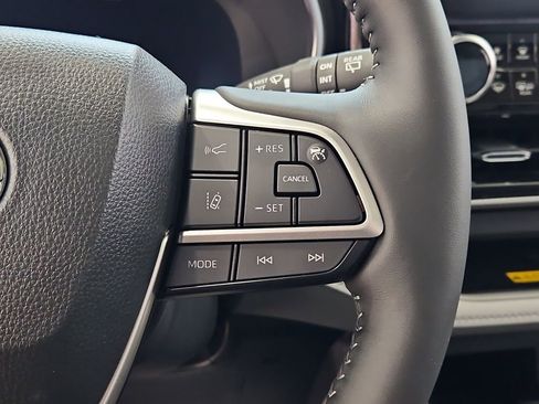 New 2026 Toyota Highlander Platinum AWD/4WD image 16
