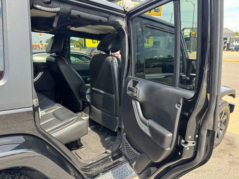 Used 2013 Jeep Wrangler Unlimited Sahara w/ Connectivity Group image 9