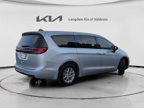 Used 2024 Chrysler Pacifica Touring-L FWD image 4