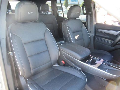 Used 2025 Buick Enclave Sport Touring image 8