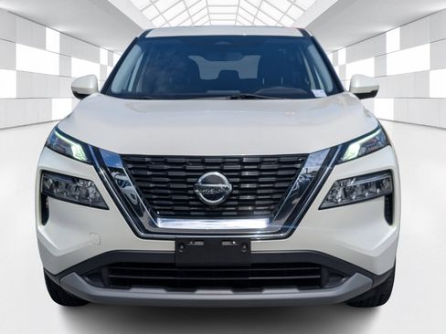 Used 2021 Nissan Rogue SV image 2