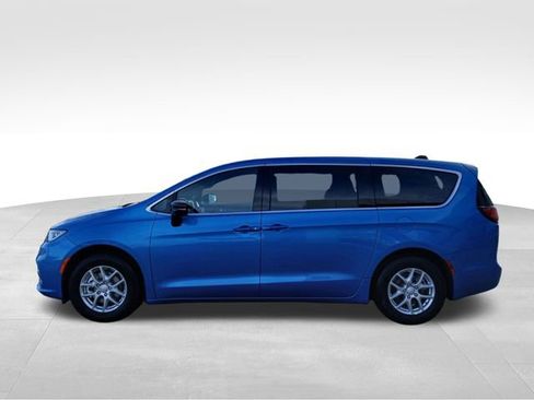 New 2026 Chrysler Pacifica Select FWD image 2