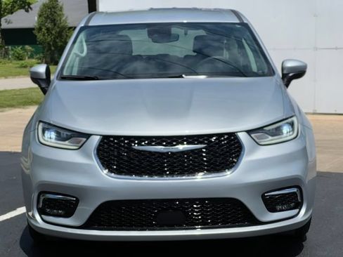 Used 2023 Chrysler Pacifica Touring-L FWD image 44