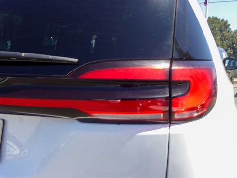 Used 2024 Chrysler Pacifica Limited FWD image 5